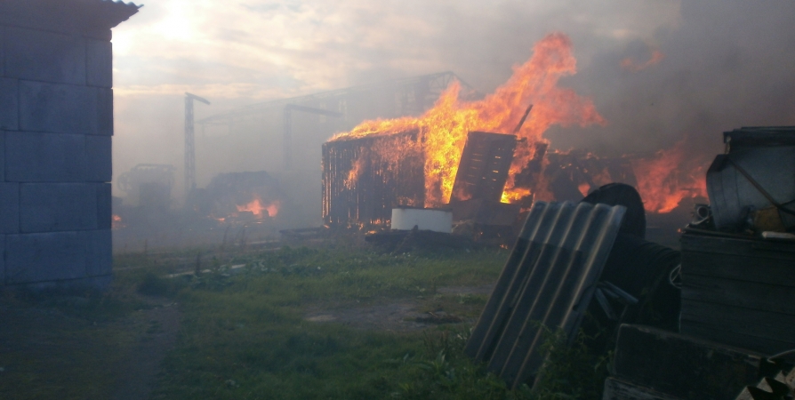 11 пожарных тушили нежилую «деревяшку» в Мурмашах