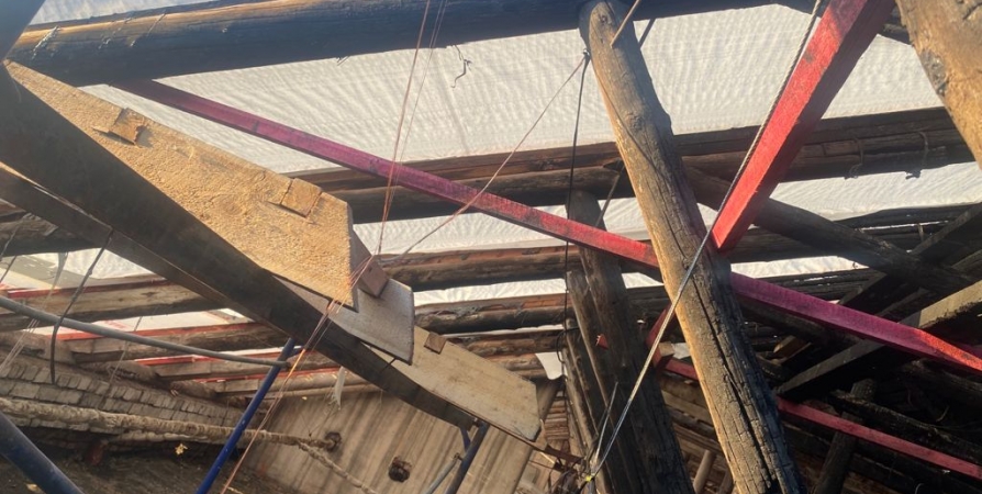 В Мурманске ремонтируют крышу после пожара на Коминтерна