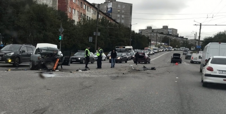 На Героев-североморцев в Мурманске столкнулись две Audi и Toyota