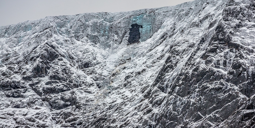 Фотограф запечатлел первые лавины в Хибинах