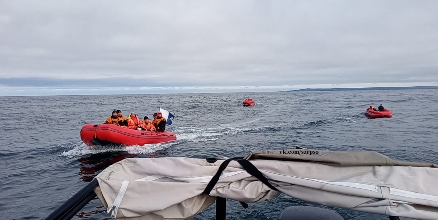 Продолжается поиск пропавших после крушения катера в Баренцевом море