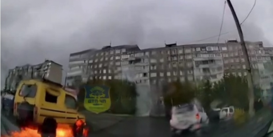 Момент воспламенения иномарки в Мурманске попал на видео