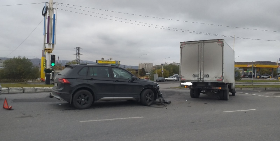 На въезде в Мурманск столкнулись Volkswagen и грузовик