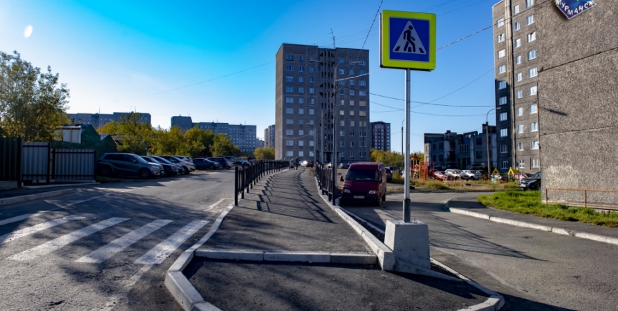 Пешеходную связь обновляют на Маяковского в Мурманске
