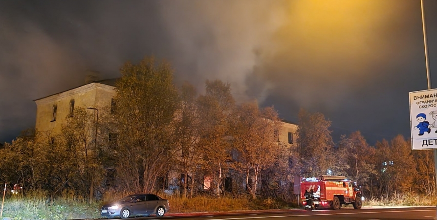 Ночью в Росляково 15 пожарных потушили нежилой дом [видео]