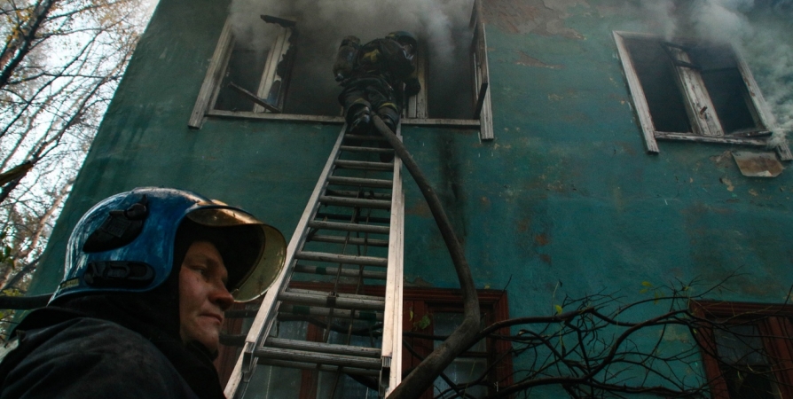 30 пожарных тушили деревянный дом на Радищева в Мурманске