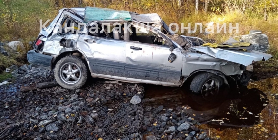 Иномарка серьезно повредилась при съезде с дороги в Мурманской области