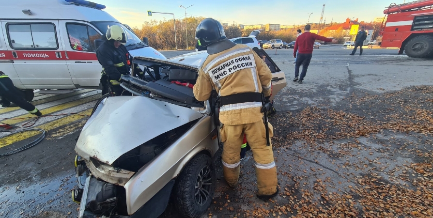 В Североморске спасатели достают двоих зажатых в машине после ДТП