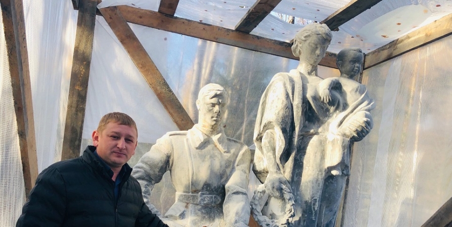 Реставраторы из СПб занялись скульптурой на воинском мемориале в Кировске
