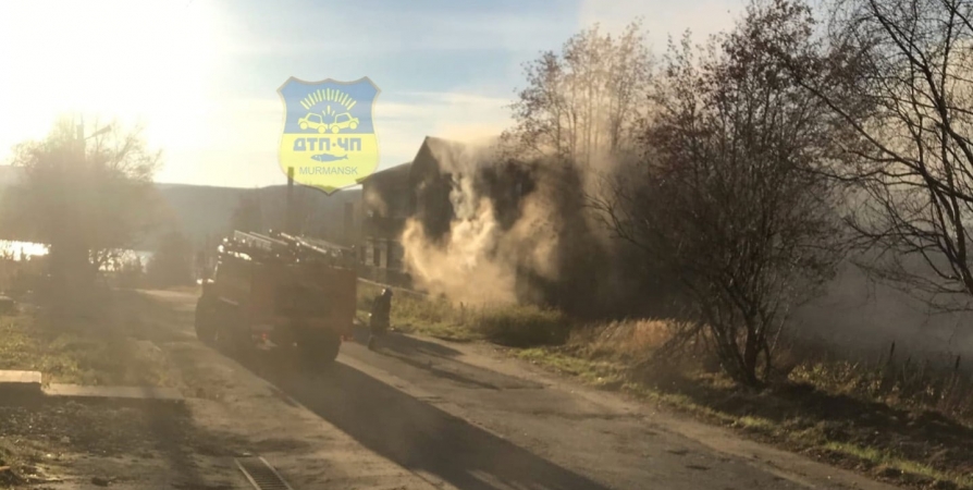 26 пожарных потушили нежилую «деревяшку» на Новосельской в Мурманске