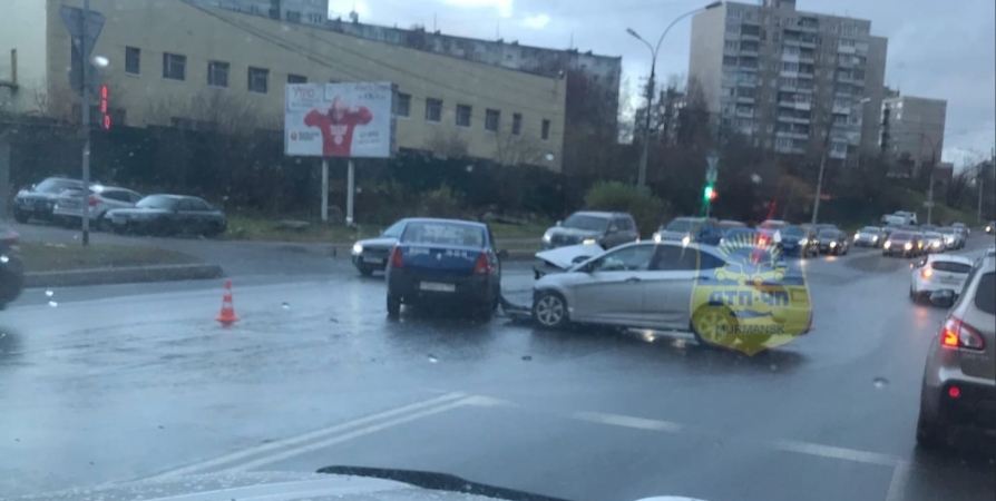Две легковушки столкнулись на перекрестке возле мурманского ТРК