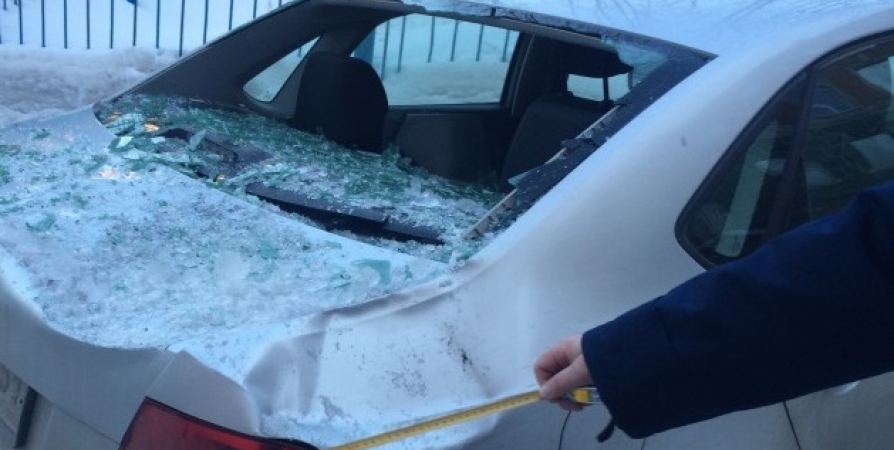 Мурманчанин отсудил у УК компенсацию за упавший на авто снеголед