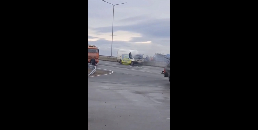 На объездной дороге в Мурманске 10 пожарных потушили загоревшийся микроавтобус
