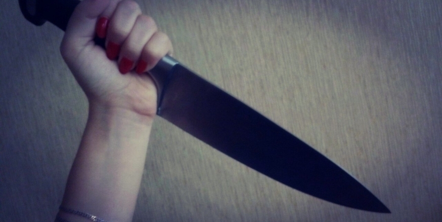 51-летняя мурманчанка отомстила сожителю за измену ножевым в живот