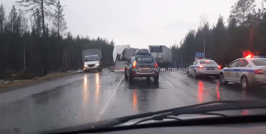 На трассе в Мурманской области столкнулись три фуры