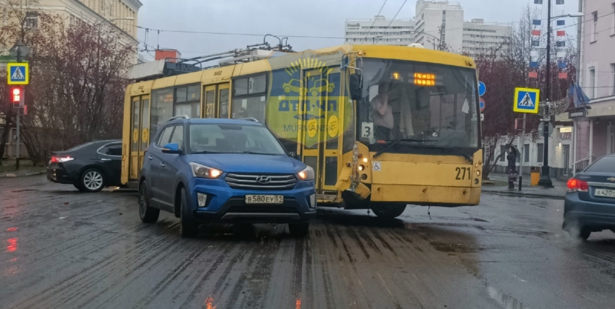 Авто и троллейбус столкнулись у здания правительства Мурманской области
