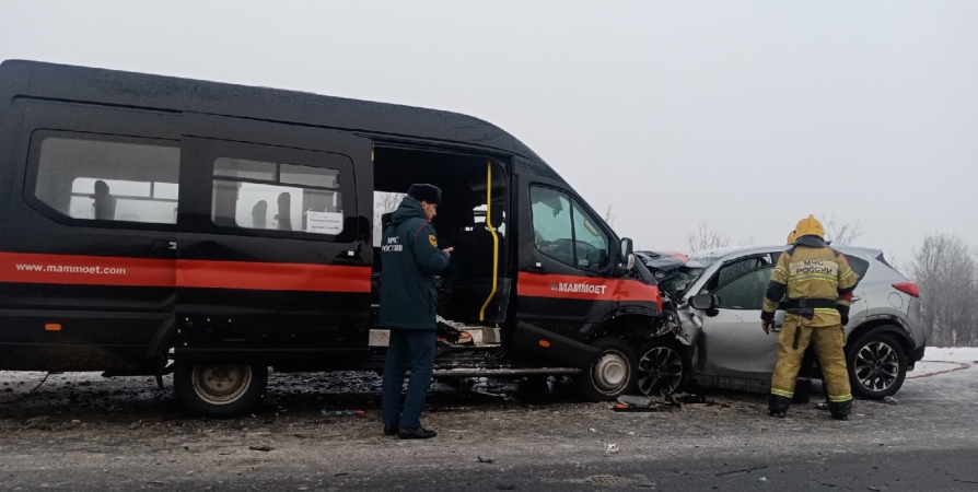 Пассажир микроавтобуса погиб при столкновении с кроссовером возле Абрам-Мыса