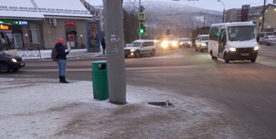 Зимняя уборка дорог в Мурманске проводится круглосуточно