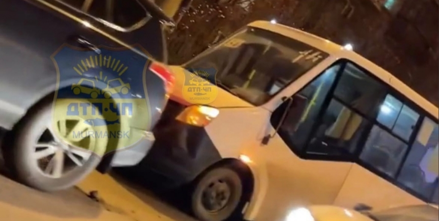 На Кирова в Мурманске столкнулись два авто и микроавтобус