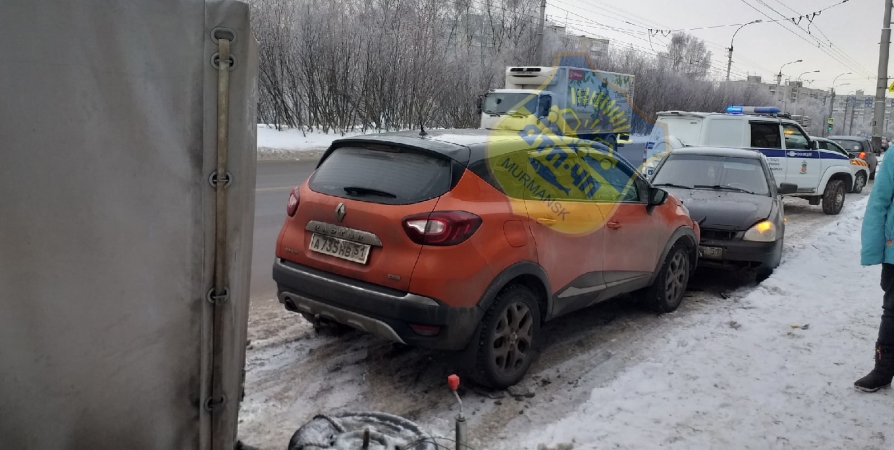 В Мурманске на Копытова авто без водителя врезалось в иномарку