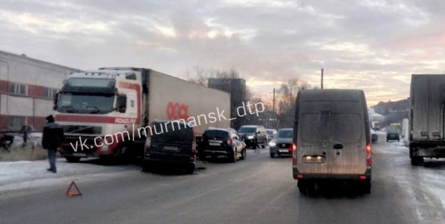 В Мурманске после ДТП на Подгорной Mercedes въехал в фуру