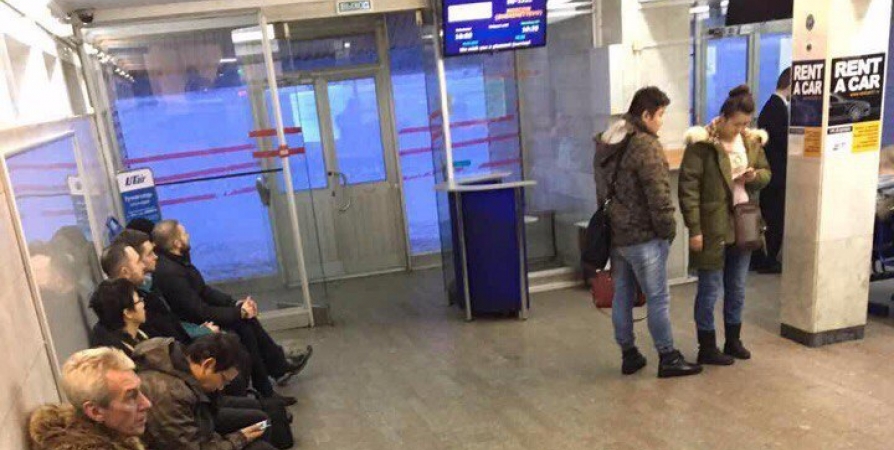 Самолет из Мурманска в СПб вылетел с задержкой из-за угрозы взрыва