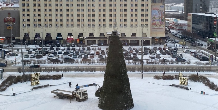 В центре Мурманска завершается монтаж веток новогодней елки