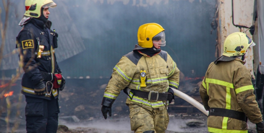 Из горевшего на Прибрежной в Мурманске здания эвакуировали 17 человек