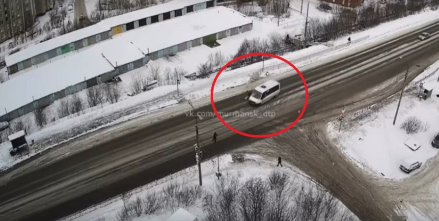 В Мурманске проскочившая на красный маршрутка сбила пешехода