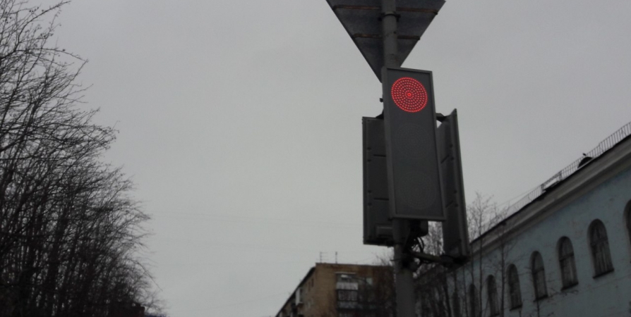 В Мурманске на перекрестке улиц Старостина и Мира отключен светофор