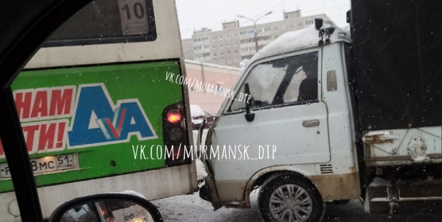 На Героев Рыбачьего в Мурманске столкнулись грузовик и автобус