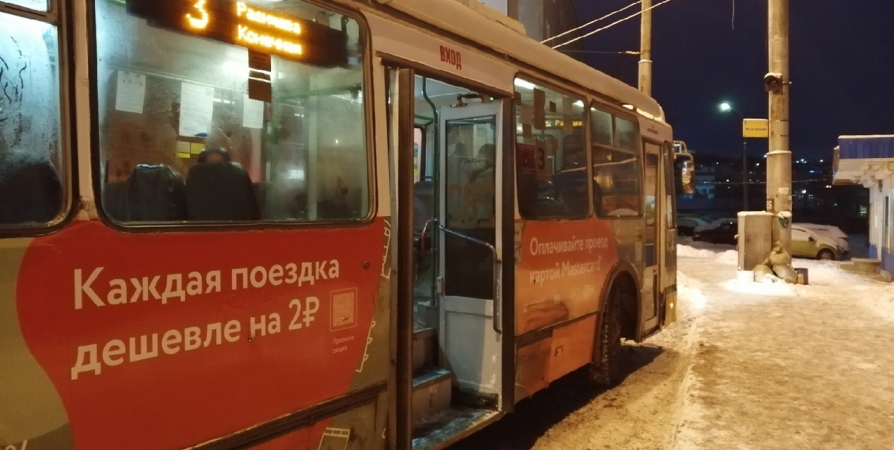 Мурманчане сообщили о вставших в центре города троллейбусах