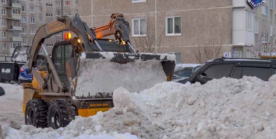 В Мурманске проводят рейды по контролю за уборкой снега во дворах