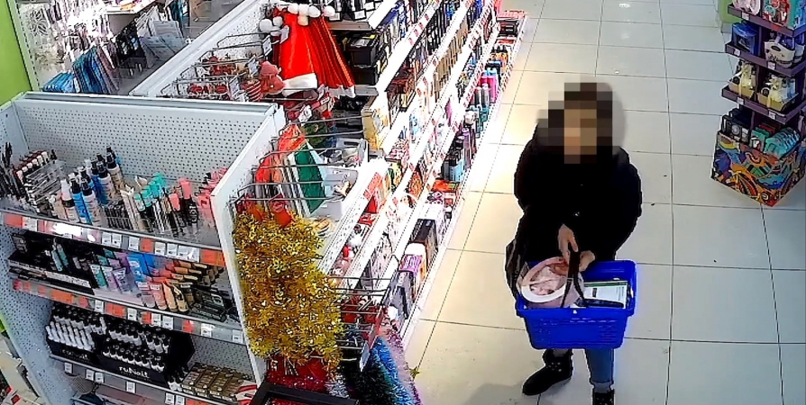 Мурманчанка выбежала из магазина с корзиной украденной косметики