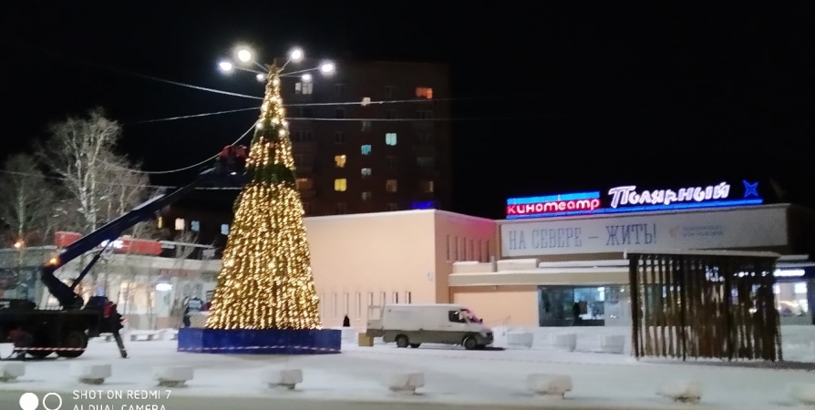 В Апатитах завершают украшение новогодней елки