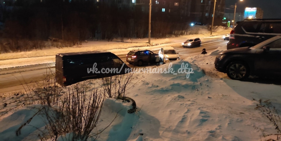 В Мурманске на Мира столкнулись два авто