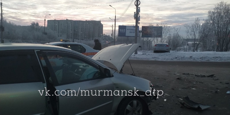 После ДТП на перекрестке в Мурманске авто съехало в кювет