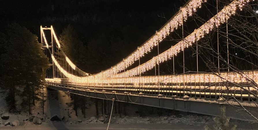 Мост в Кандалакше украсили к Новому году иллюминацией