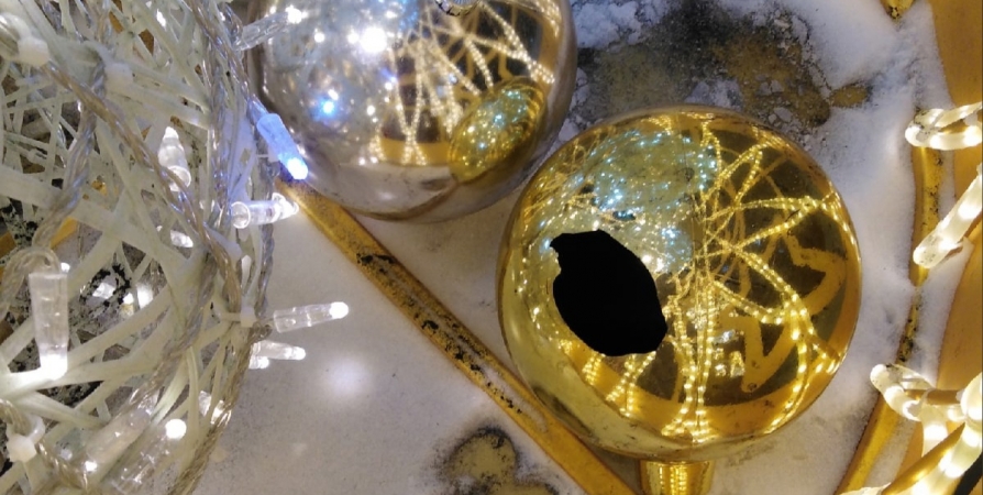 В Мурманске неизвестные вандалы разбили новогодние украшения