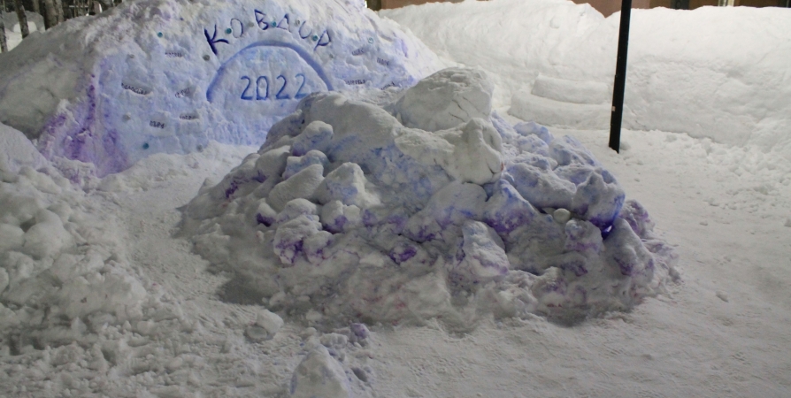 В Ковдоре вандалы сломали снежные скульптуры