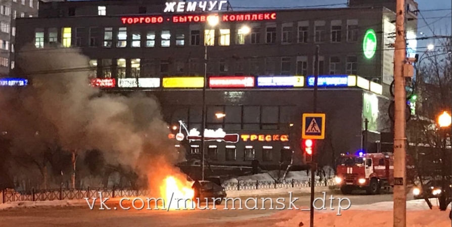 11 пожарных потушили авто на Шевченко в Мурманске