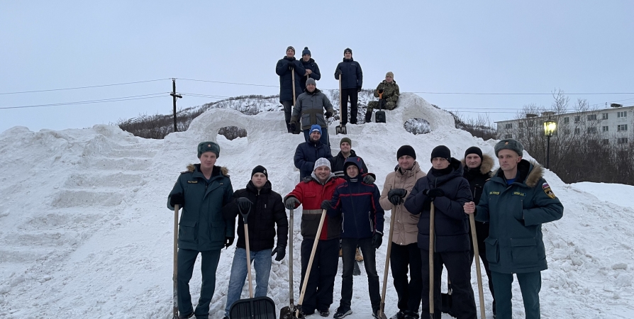 Жители Заполярья поблагодарили спасателей за строительство снежной горки