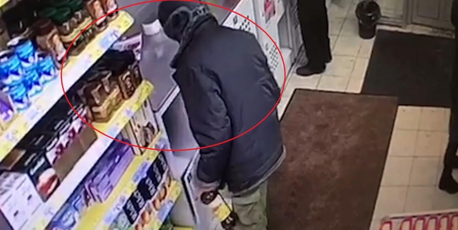 В магазине Североморска мужчина украл из ячейки спортивный костюм