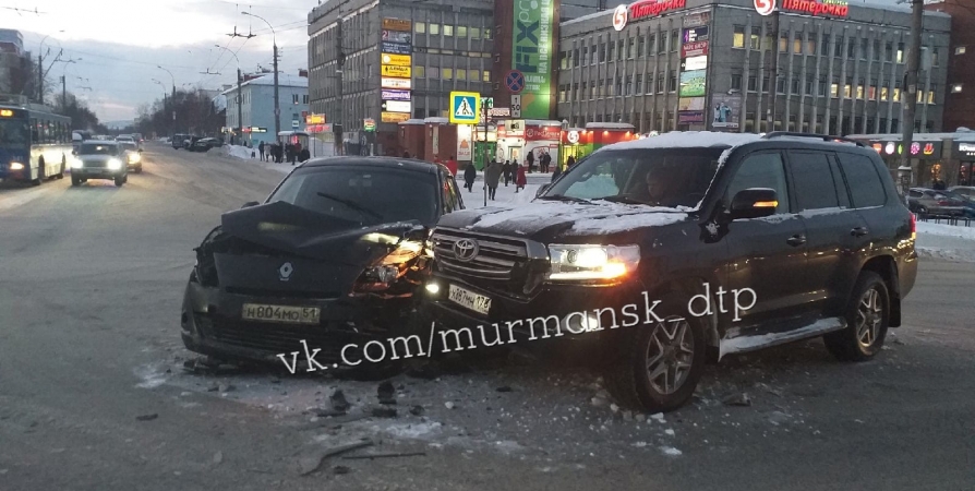 ДТП на перекрестке у кинотеатра «Мурманск» спровоцировало пробку