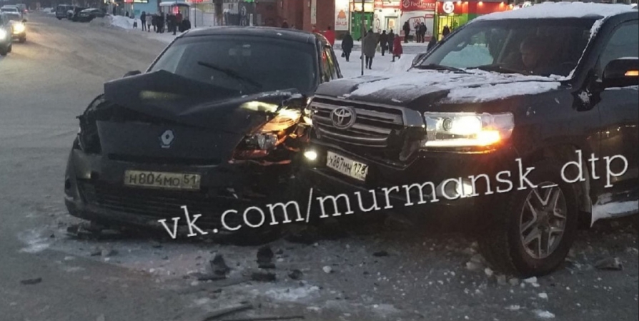 В столкновении двух авто у кинотеатра «Мурманск» обошлось без пострадавших
