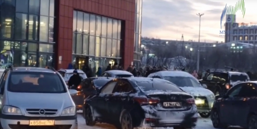 Мурманчане сообщили об эвакуации ТЦ на Рогозерской