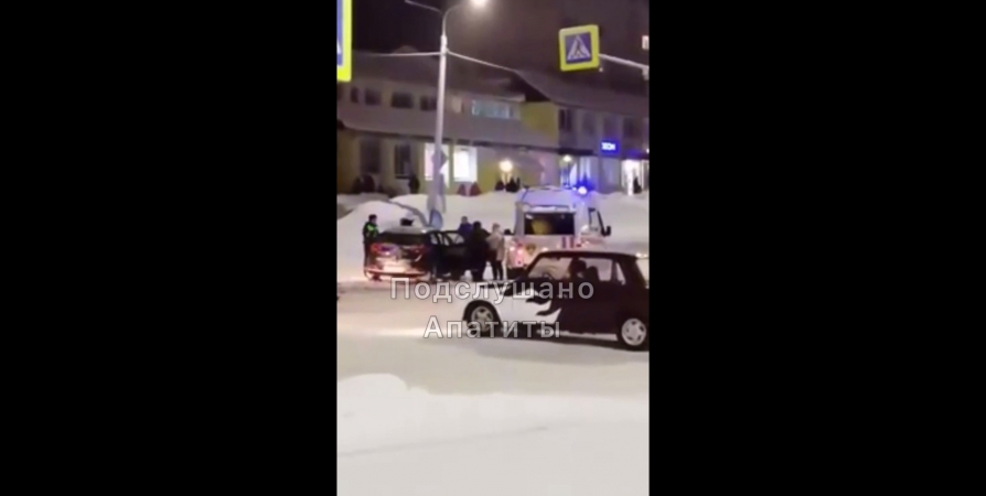 В Апатитах на Сидоренко столкнулись два авто