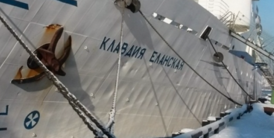 Теплоход «Клавдия Еланская» задержится в Мурманске до 13 января