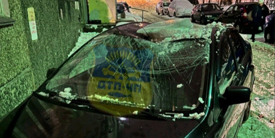 Упавшая ледяная глыба помяла авто в Мурманске