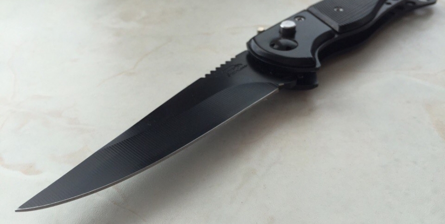 Житель Апатитов избил в подъезде супругу рукояткой ножа